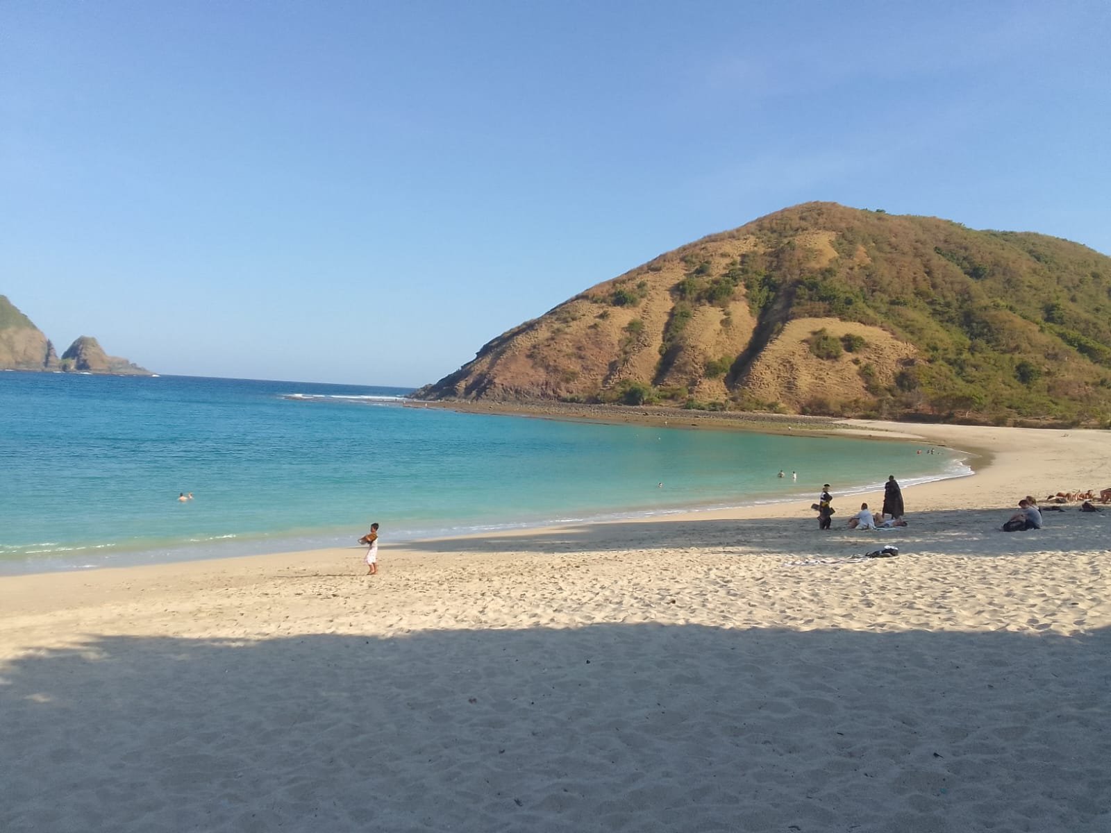 Plage de sable blanc aux eaux turquoise