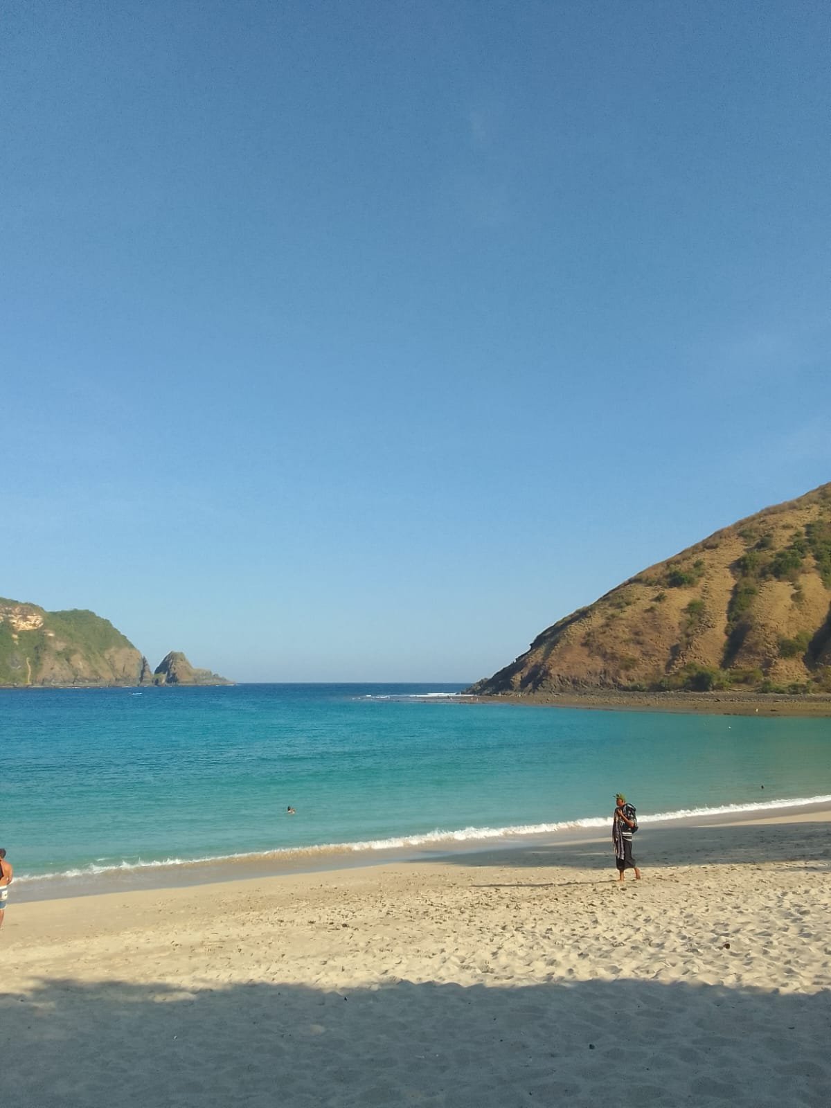 Plage et colline au coucher du soleil