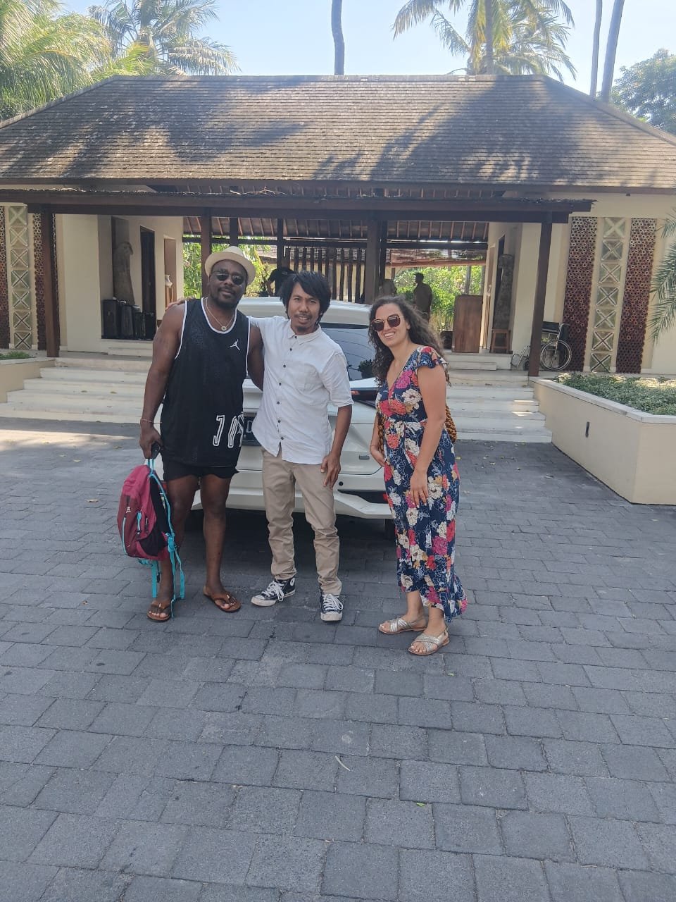 Voyageurs devant un resort à Lombok