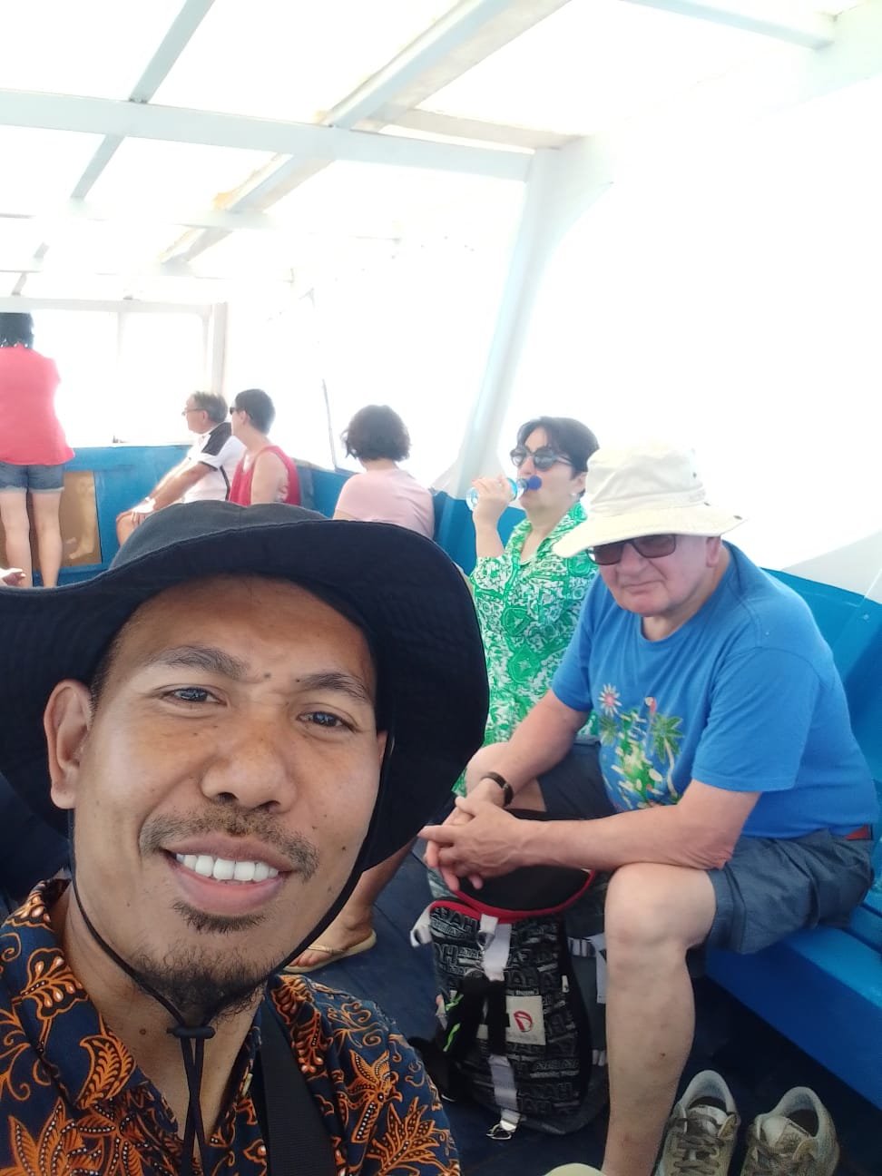 Selfie avec des voyageurs en excursion